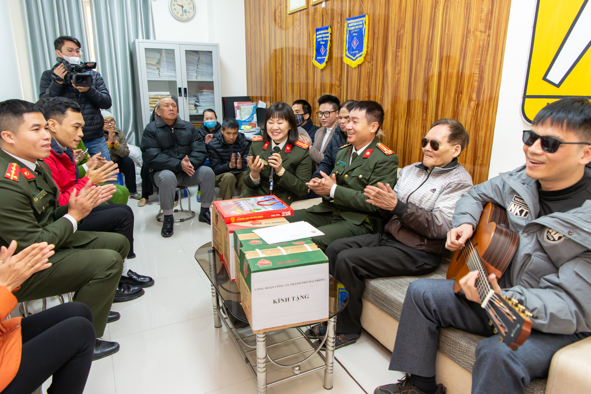 Công đoàn CATP tặng quà cho người dân có hoàn cảnh khó khăn